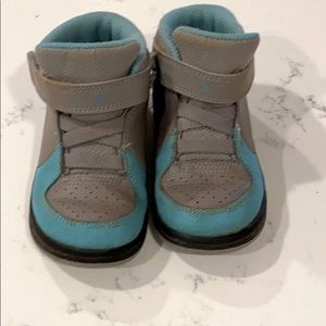 Kids Jordans Teal/ Grey Size 8